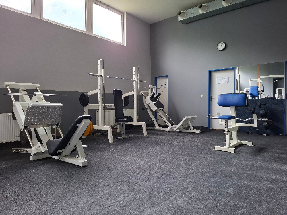 Posilovna ve sportovní hale Davle s kvalitním vybavením