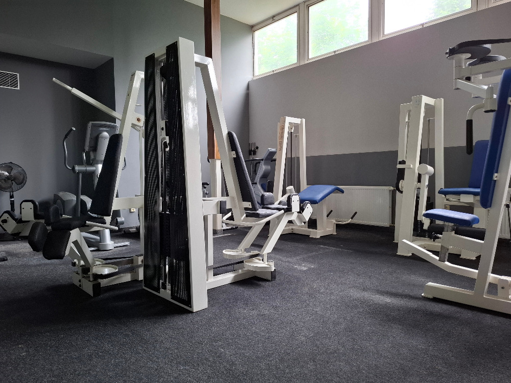 Posilovna ve sportovní hale Davle s kvalitním vybavením