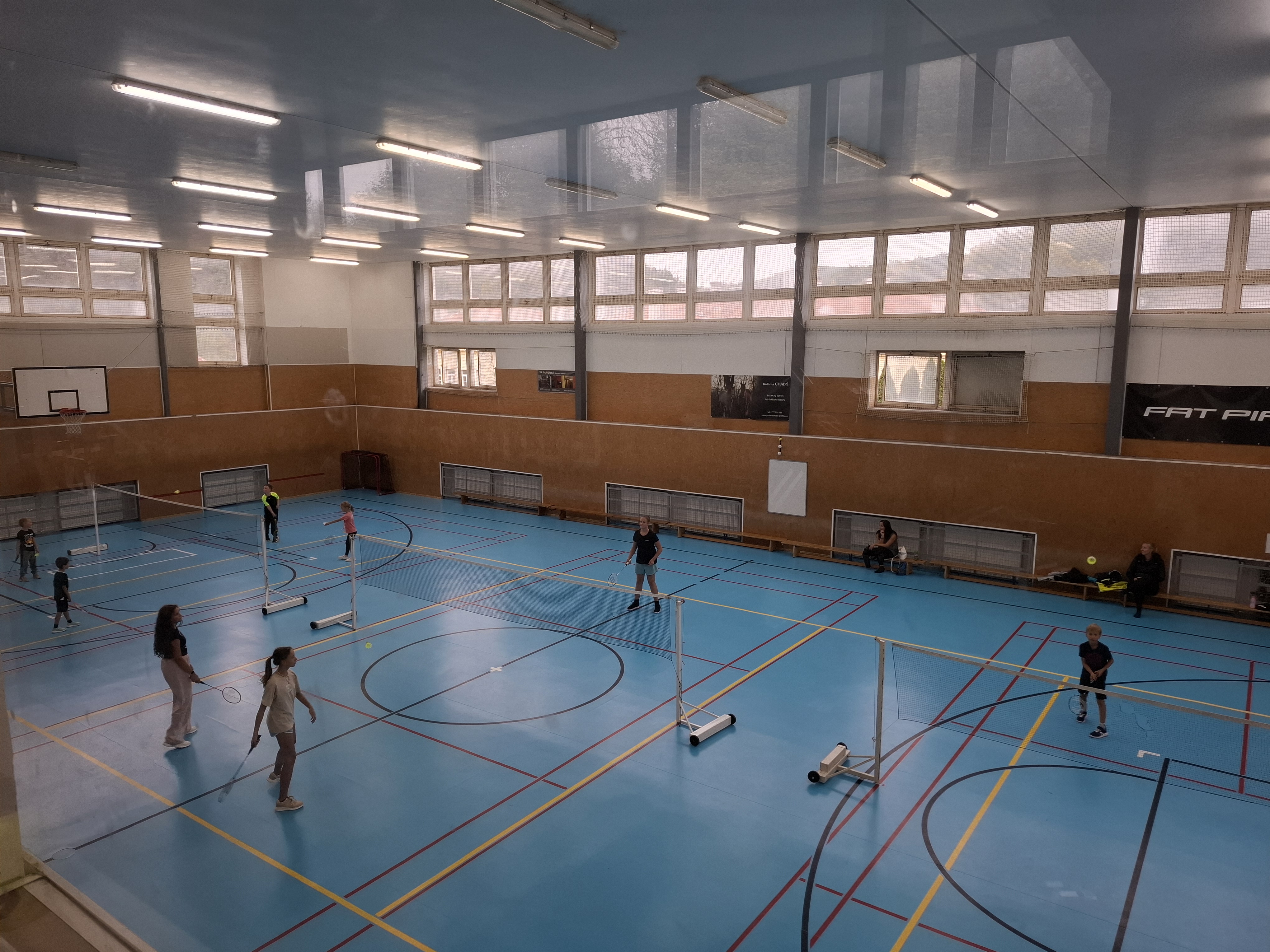 Hřiště na badminton ve sportovní hale Davle