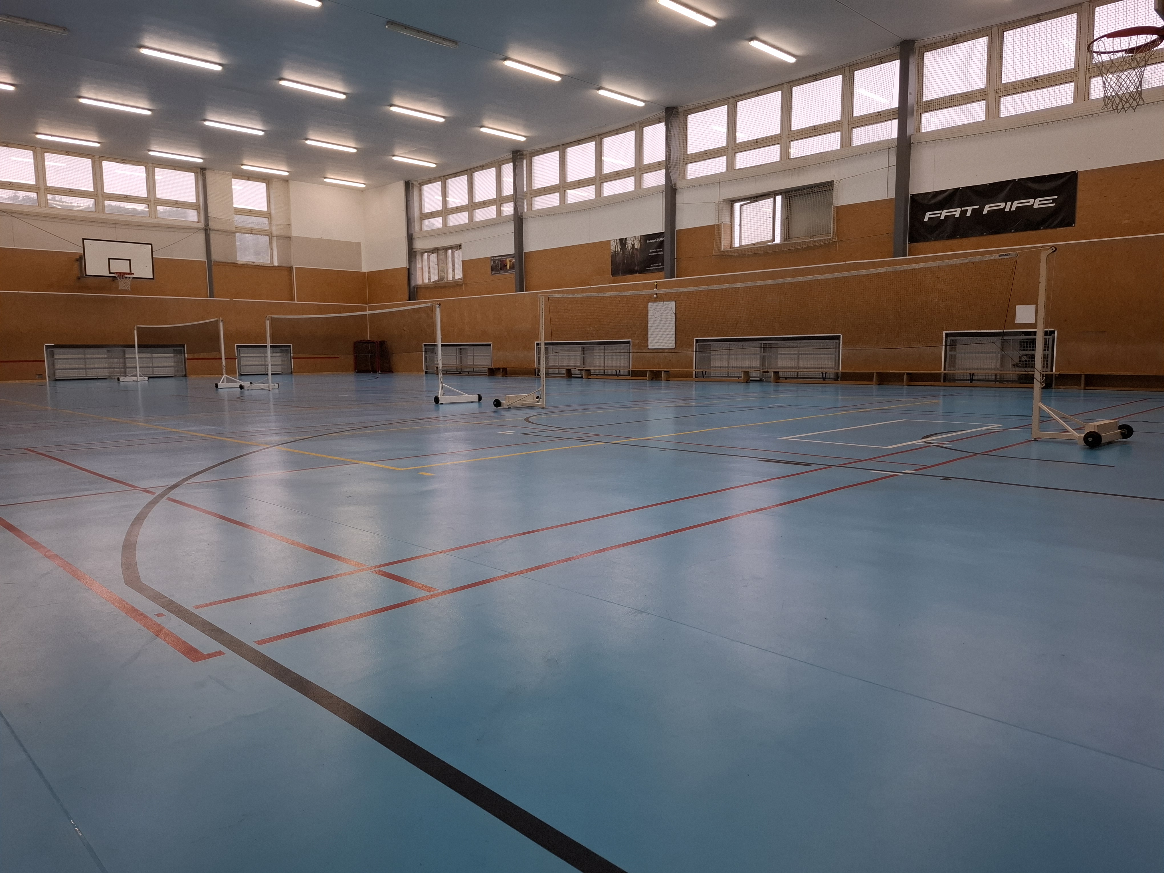 Hřiště na badminton ve sportovní hale Davle