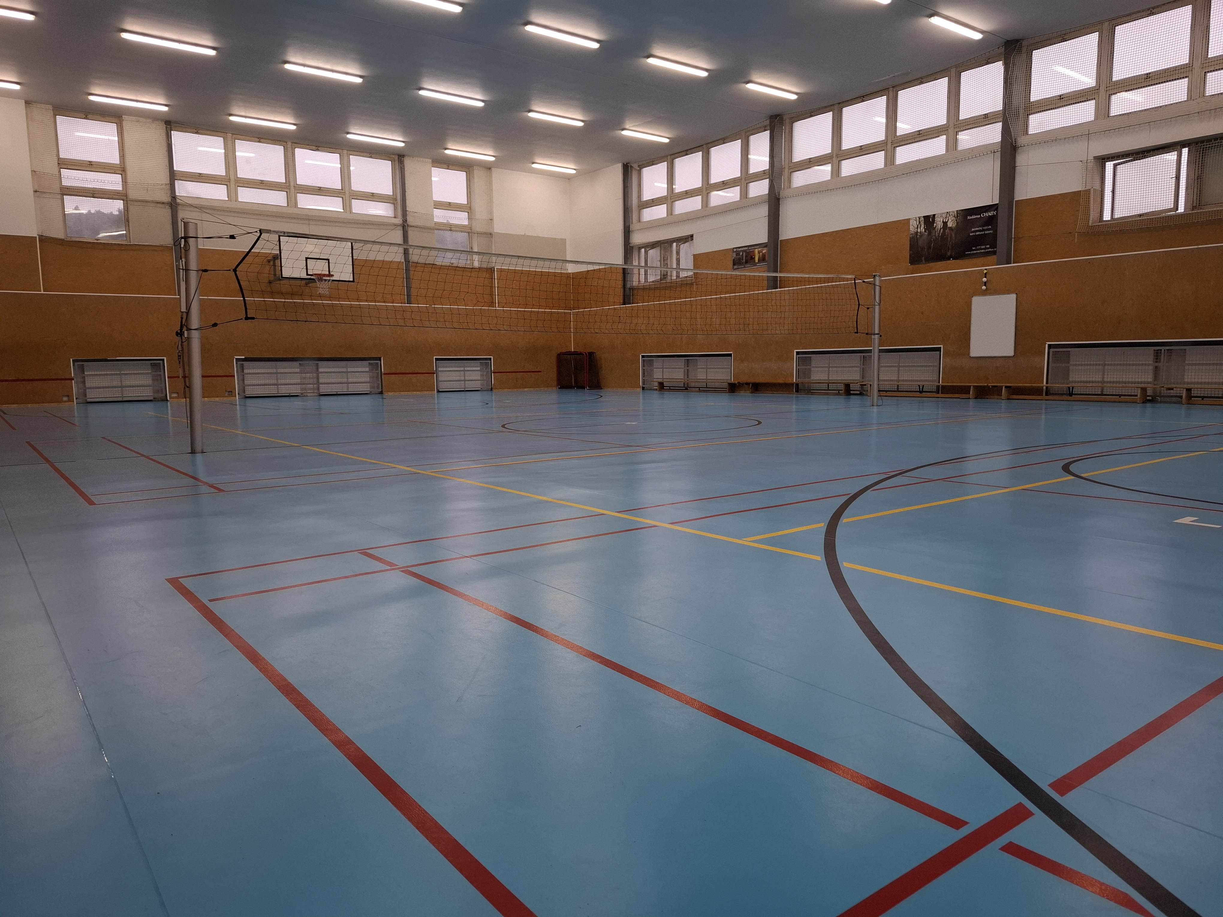 Hřiště na badminton ve sportovní hale Davle