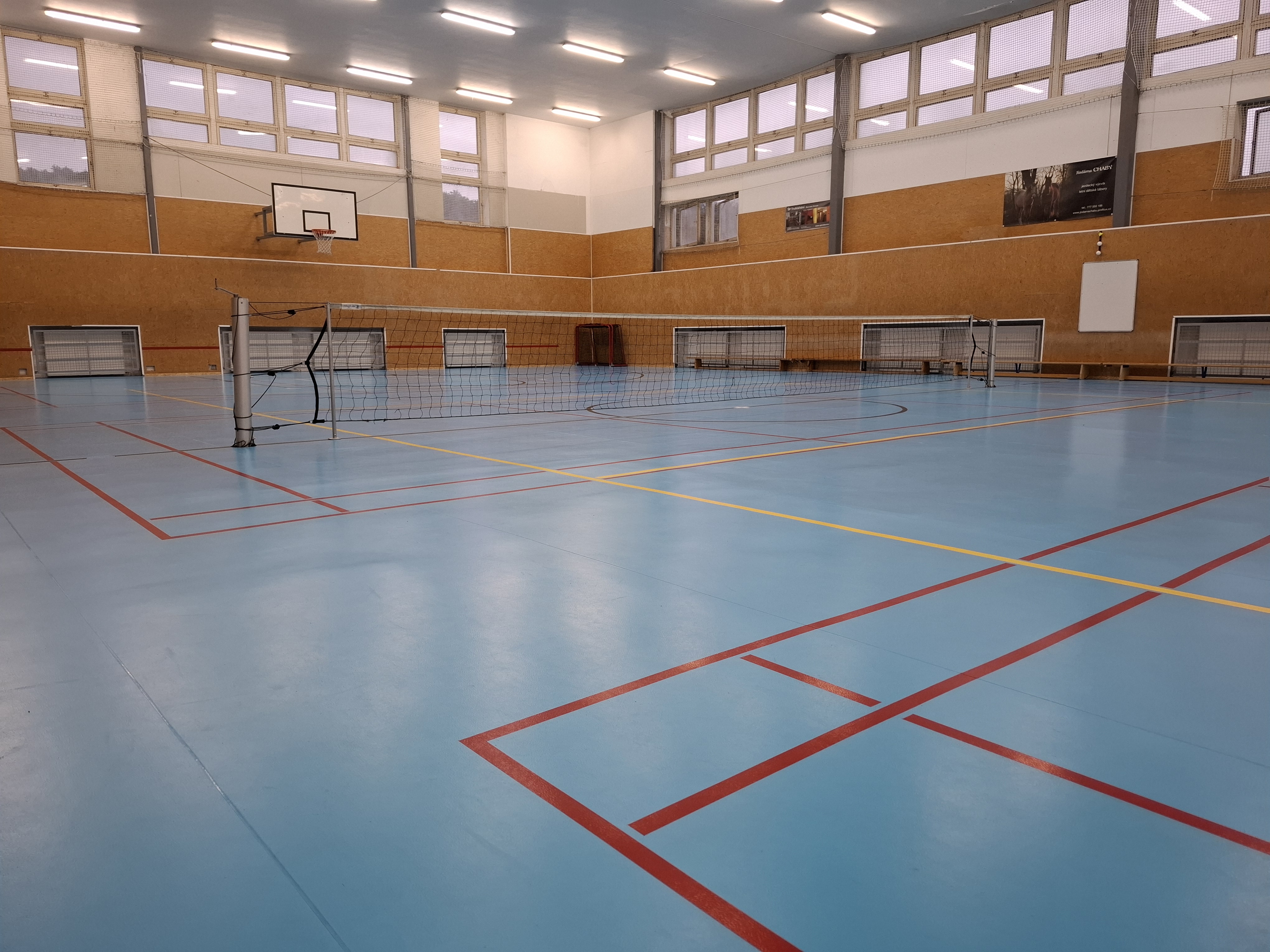 Hřiště na badminton ve sportovní hale Davle